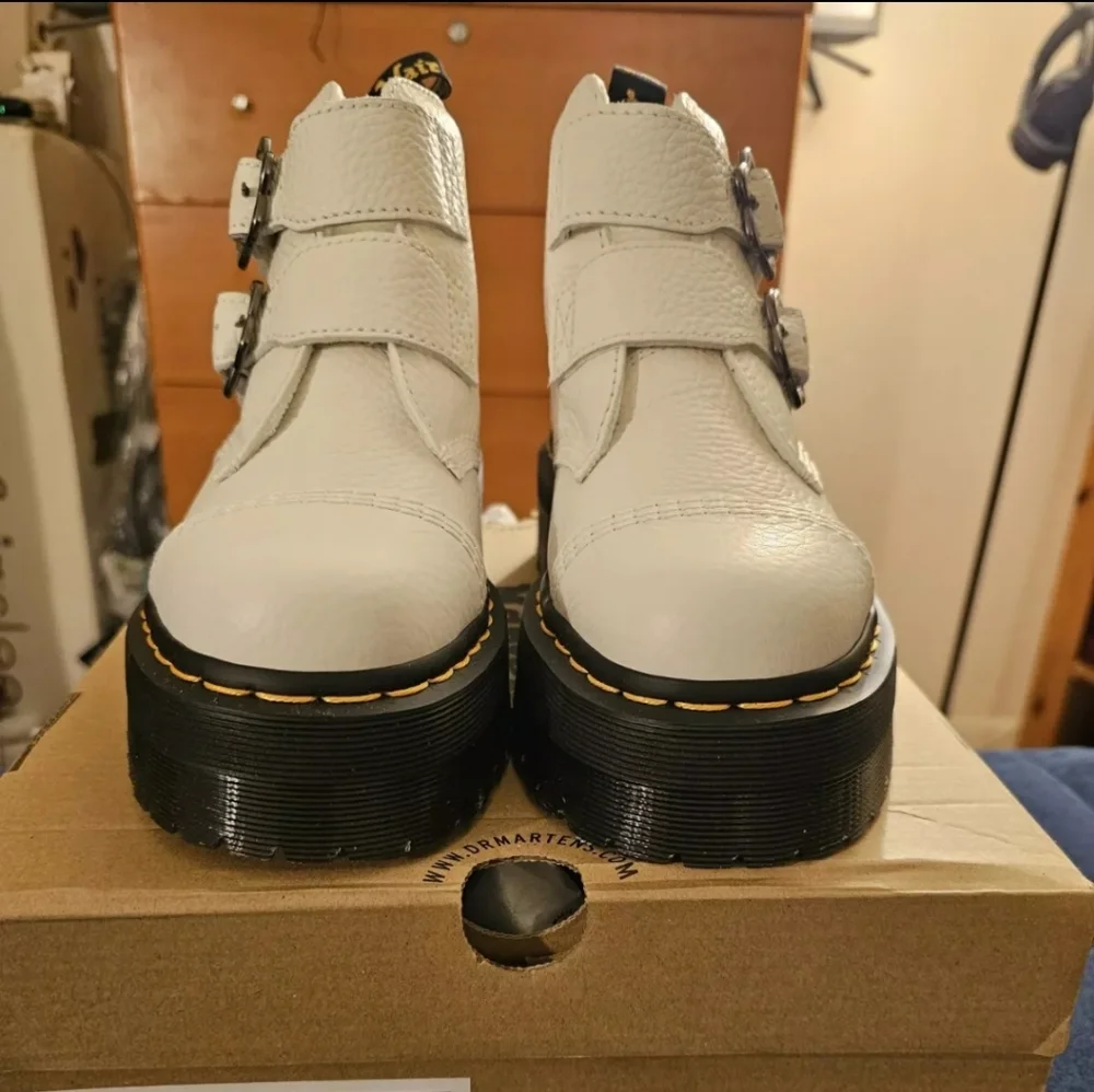 Dr. Martens FIRE! NIB! Devin Flower Buckle Leather Platform Boots in White. Sz 7